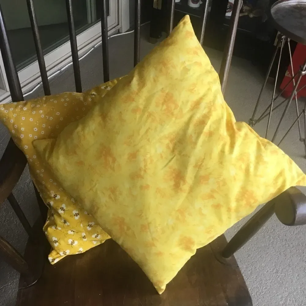 CLOSEOUT SALE. $20. NWT Hand Crafted, Quilted Yellow, Black Busy Bee Set 2
